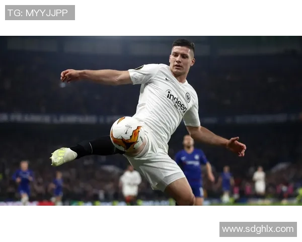 走进绿茵巨星的私密空间揭秘足球球星衣柜中的时尚与个性